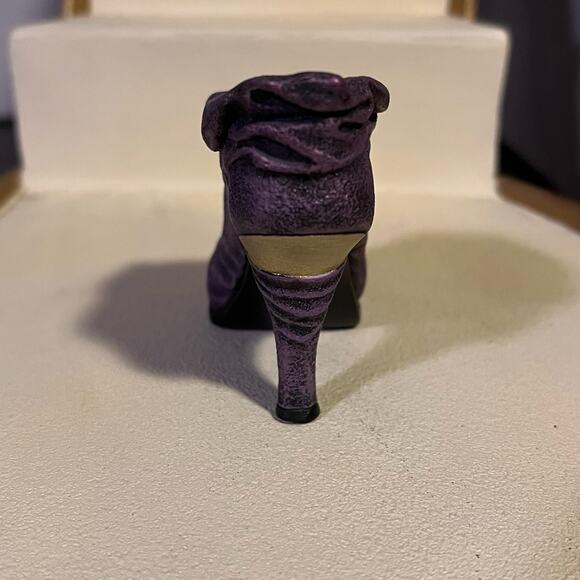 Just the Right Shoe Cloaked in Mystery - Picture 6 of 10